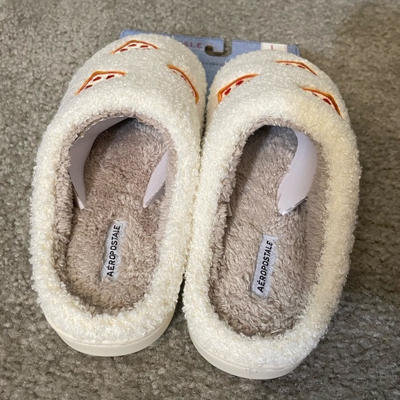 Aeropostale slippers with heart design, size L (9-10) - Picture 4 of 10